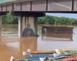 Estrutura de obra da ponte da UFPI é arrastada após nível do Rio Poti subir