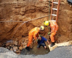 Homem com sinais de embriaguez cai em cratera aberta após chuvas no Dirceu
