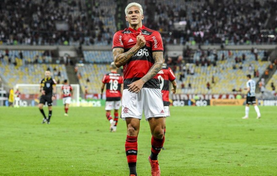Após recusa, Flamengo pede R$ 138 milhões e dupla do Palmeiras por Pedro
