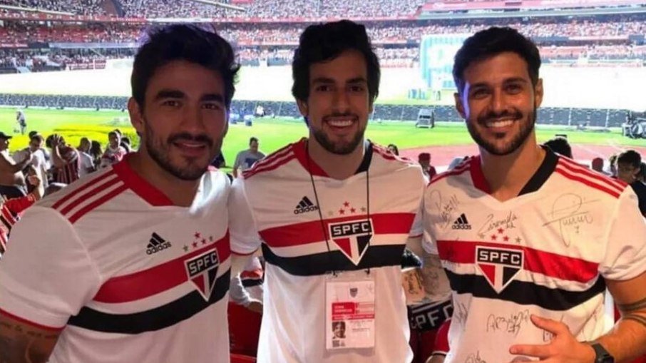 O ex BBB esteve em uma partida de futebol do São Paulo, time que ele torce. Ele estava na companhia do ex BBB Gui Napolitano e um outro amigo