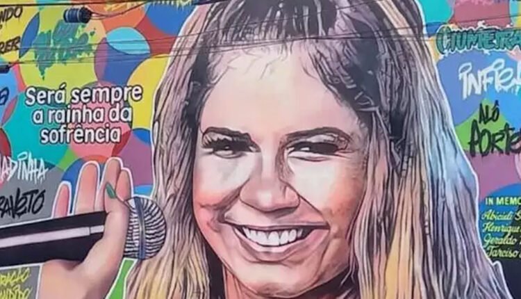 O mural, em homenagem a cantora Marília Mendonça, que está em Sáo Paulo, amanheceu pixado com pornogafia