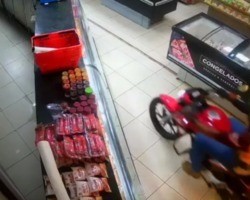 Motociclista entra de moto para roubar carnes em açougue; vídeo