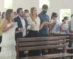 Familiares e amigos participam da missa de um ano da morte de Firmino Filho