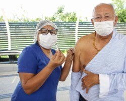 Dr. Pessoa recebe 4ª dose contra Covid e renova imunização contra a gripe