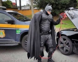 'Batman' fica sem bateria no batmóvel e pede ajuda a policiais em SC