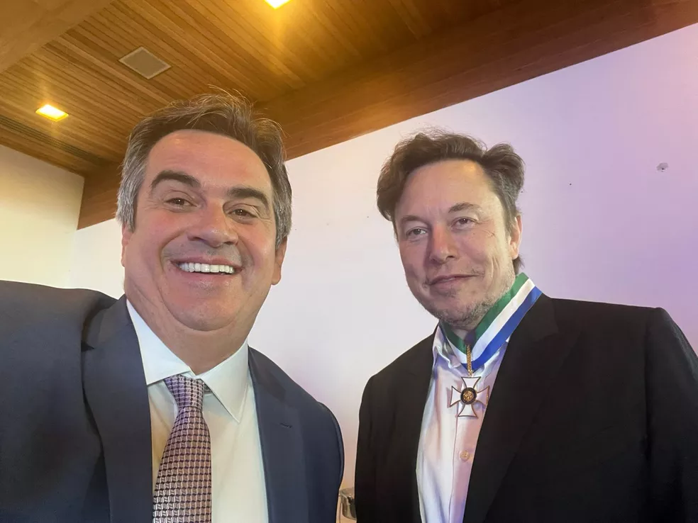 Elon Musk foi condecoradocom uma medalha de honra ao mérito. Na foto, ao lado do ministro Ciro Nogueira Foto: Reproduçao-Twitter
