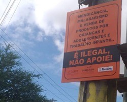 Placas reforçam proibição de mendicância nos semáforos de Teresina