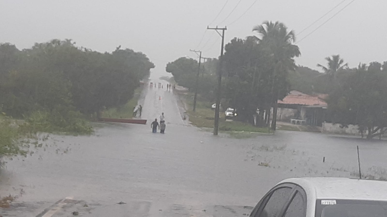 Nível da Lagoa do Portinho sobe com chuvas e invade as 2 pistas da BR-402 - Foto: Divulgação/PRF