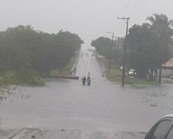 Nível da Lagoa do Portinho sobe com chuvas e invade as 2 pistas da BR-402 