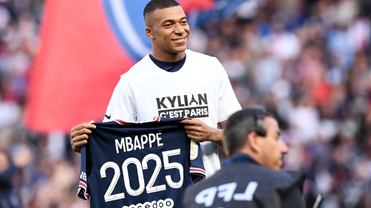 Com o salário anual de 100 milhões de euros, Mbappé renovou com o PSG por três anos (Crédito: Reprodução Twiiter)