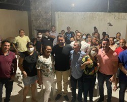 Atila Filho reúne comitiva de peso no bairro Pedra Mole 