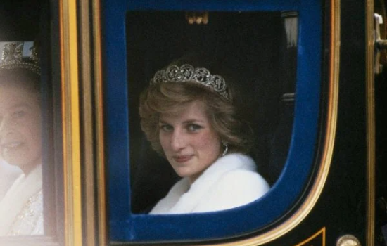 Exposição destaca Tiara de casamento usada pela princesa Diana 