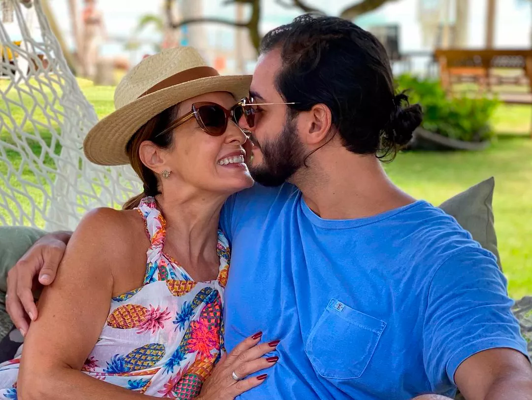 Fátima Bernardes anunciou em suas redes sociais que devido a muitos compromissos profissionais, ela e o namorado Túlio Gadelha irão se afastar