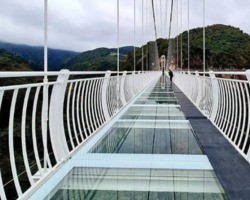 Guinness certifica ponte de vidro mais longa do mundo que fica no Vietnã 
