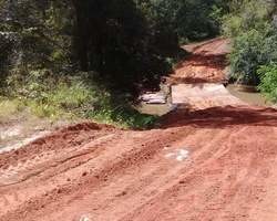 Prefeitura recuperando estradas vicinais em Monsenhor Gil