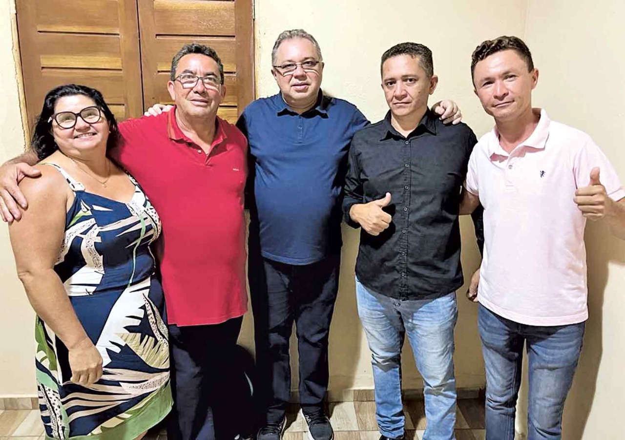 Florentino Neto com o ex-prefeito de Tanque do Piauí Filho de Tiú e lideranças políticas da cidade