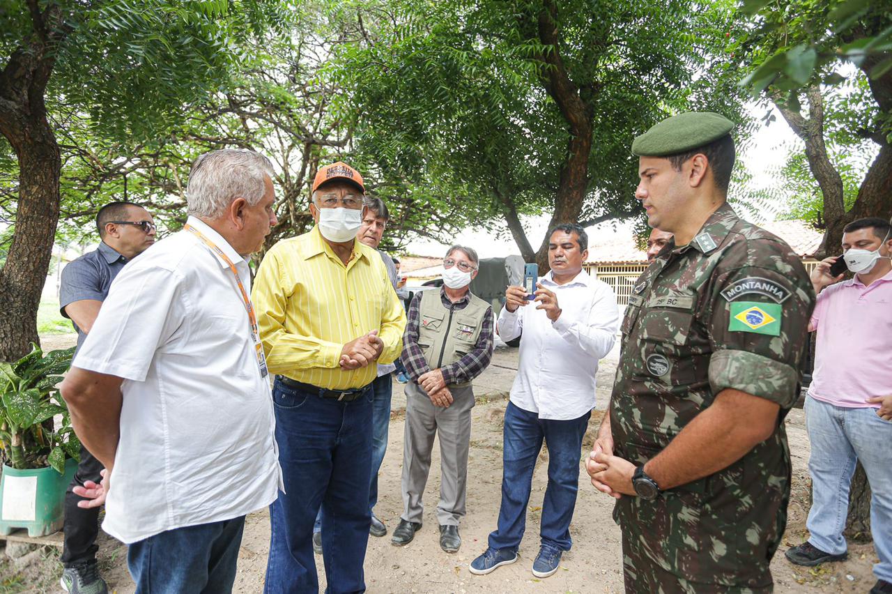 O prefeito acompanhou as equipes que participam das ações - Foto: Divulgação/Ccom