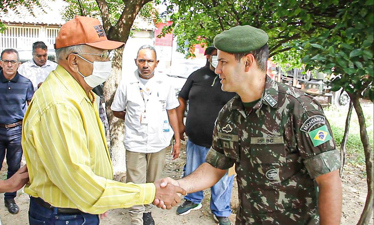 Exército realiza limpeza de terrenos e visitas a residências - Foto: Divulgação/Ccom