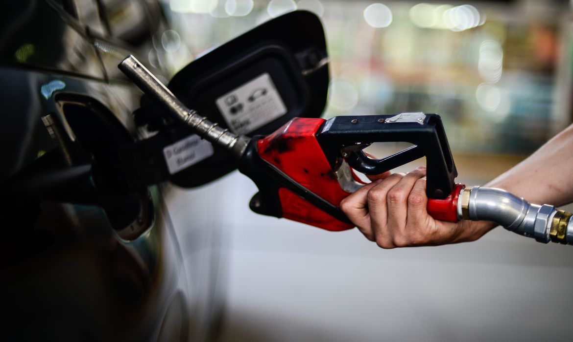 Gasolina chegou a R$ 8,999 no país durante a semana (Foto: Marcelo Casall Jr)