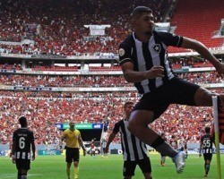 Botafogo vence Flamengo no Brasileirão e deixa clima tenso com Paulo Sousa