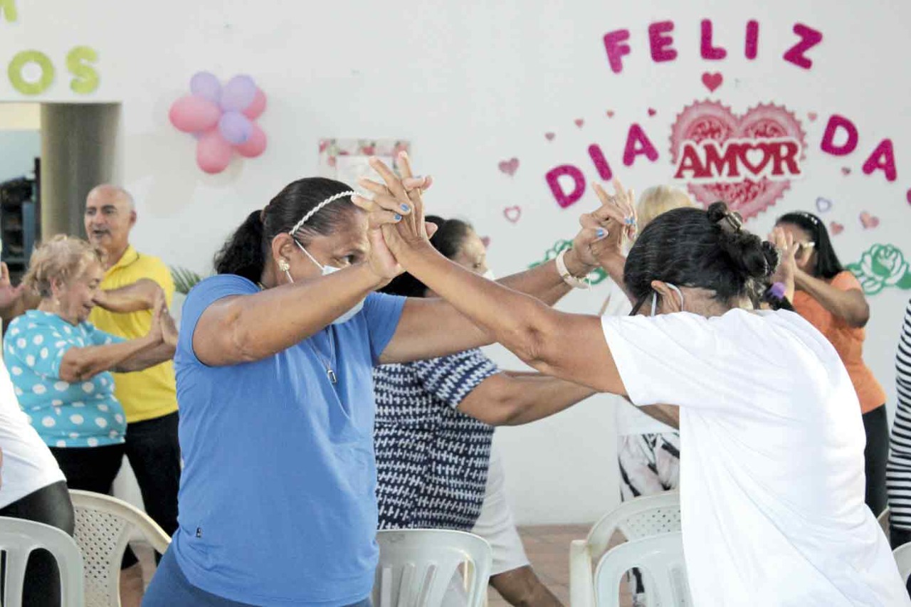 Atividades com idosas do Grupo Santa Luzia \ FOTO: Raíssa Morais