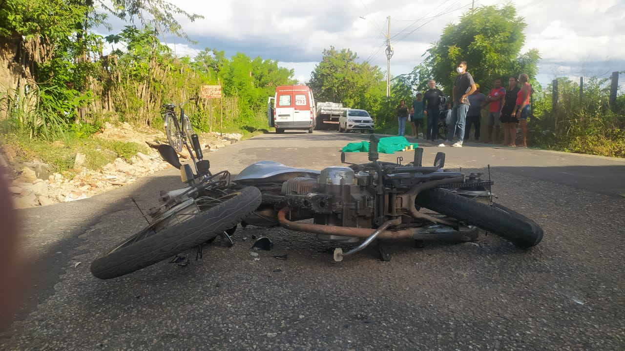 Jovem de 20 anos morre após caminhão colidir com motocicleta em Teresina (Foto: Reprodução)