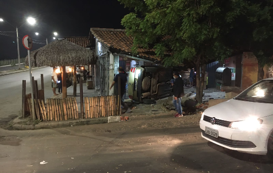 Motorista perde controle e veículo invade bar na avenida Gil Martins 