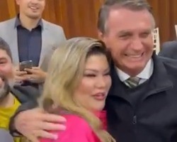 Samantha e Bolsonaro se abraçam em Belém e ele brinca: “Me perseguindo”
