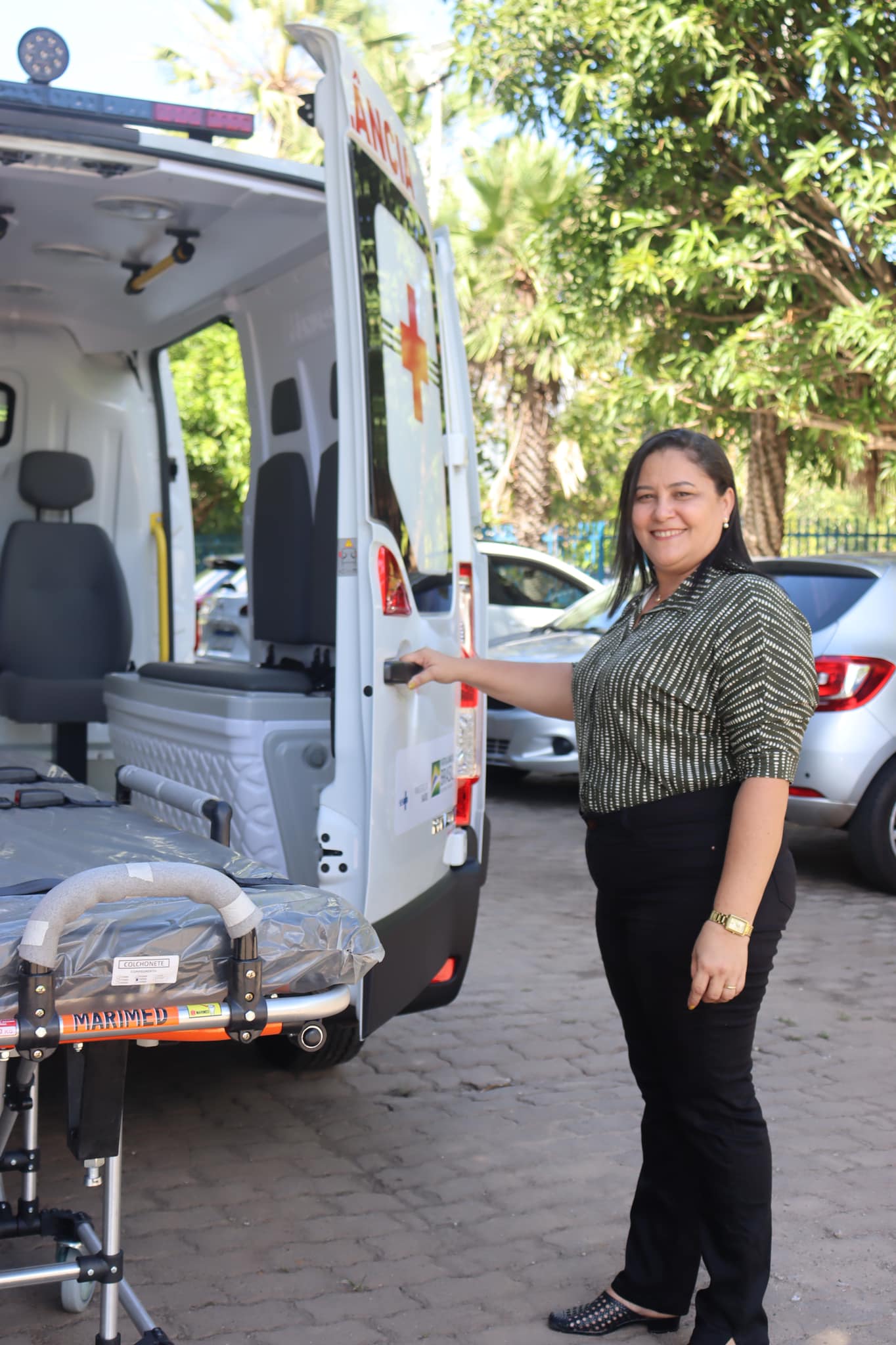 Prefeita de Manoel Emídio recebe nova ambulância. - Imagem 7