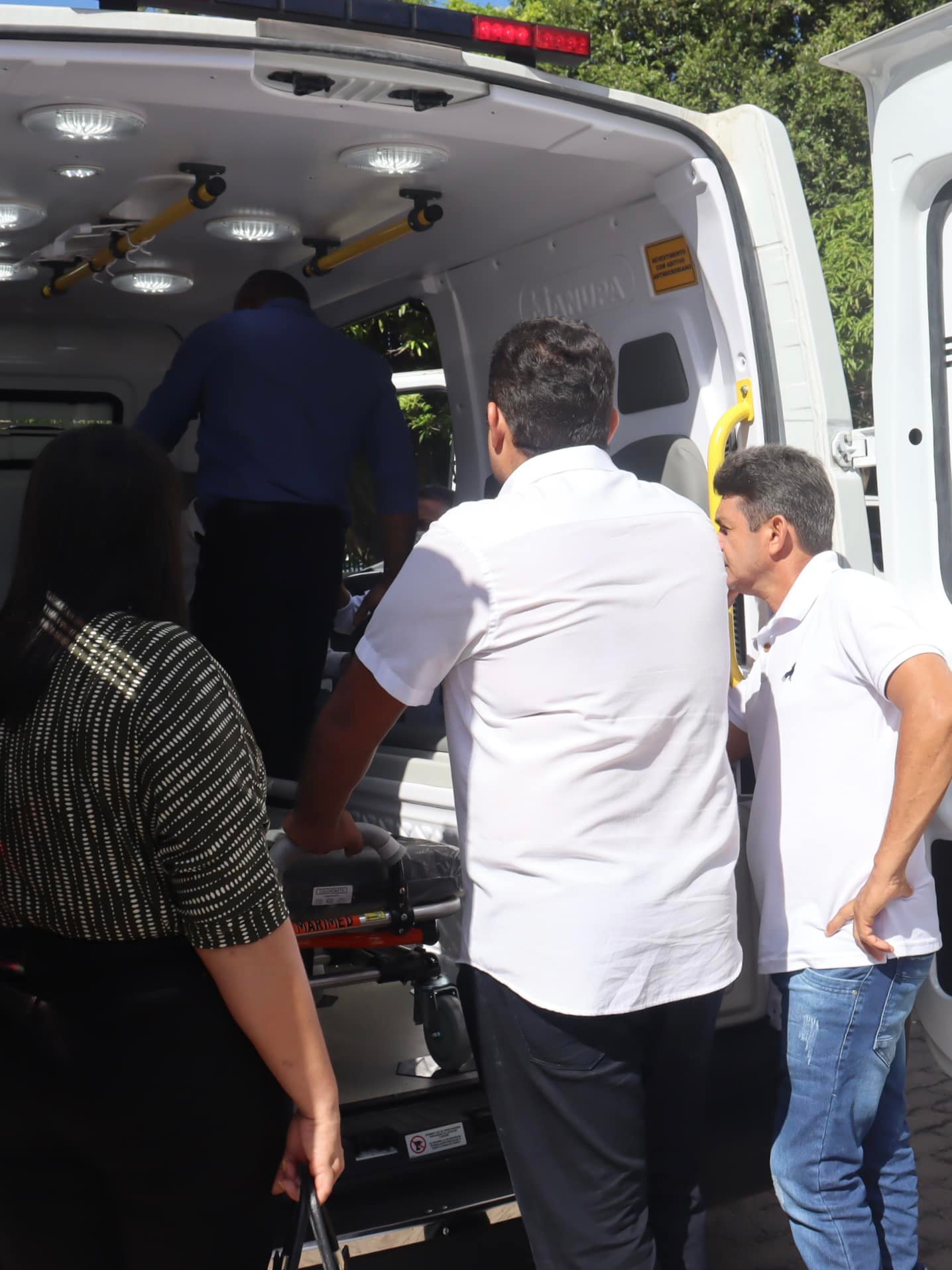 Prefeita de Manoel Emídio recebe nova ambulância. - Imagem 4