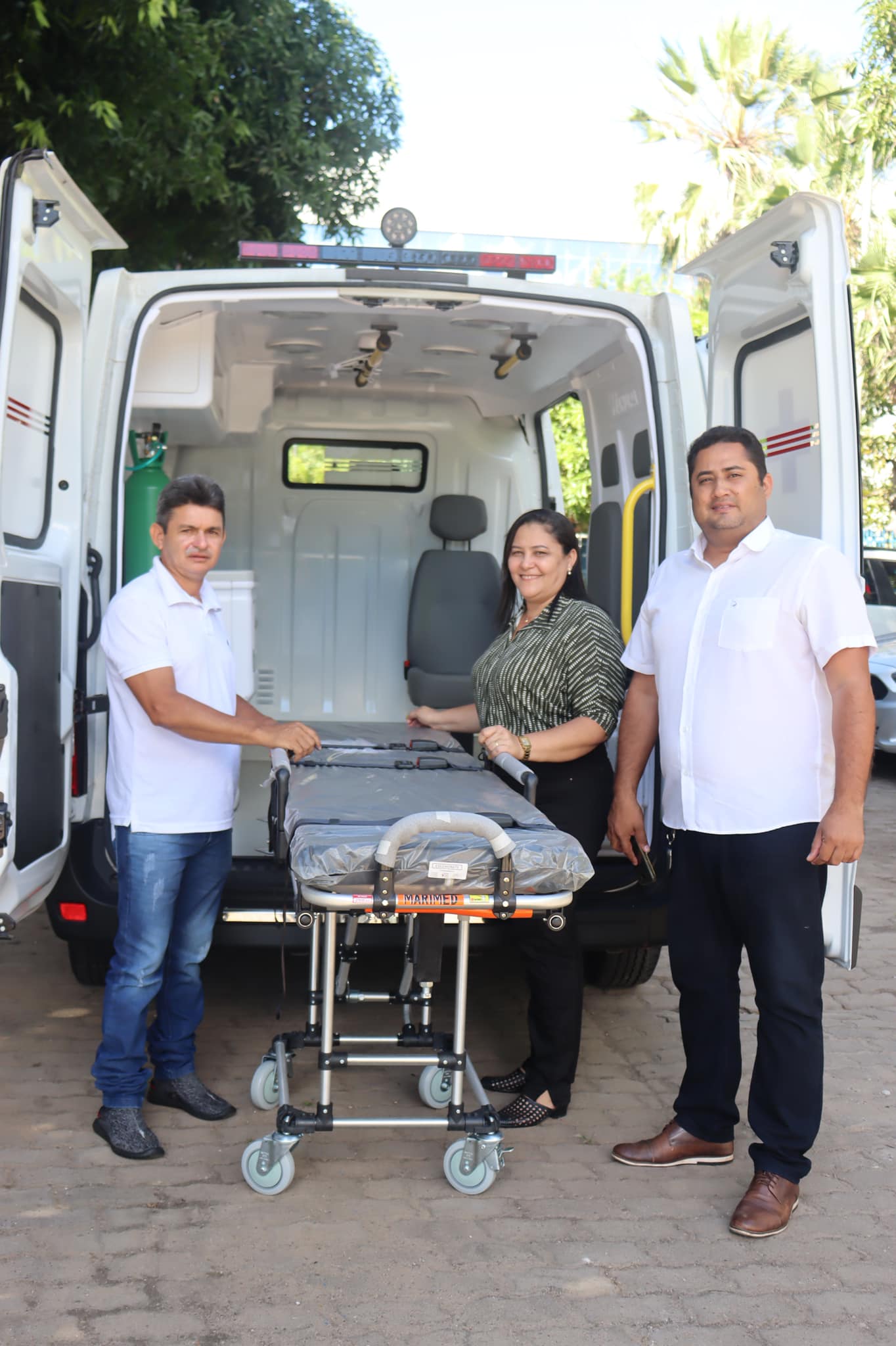 Prefeita de Manoel Emídio recebe nova ambulância. - Imagem 1