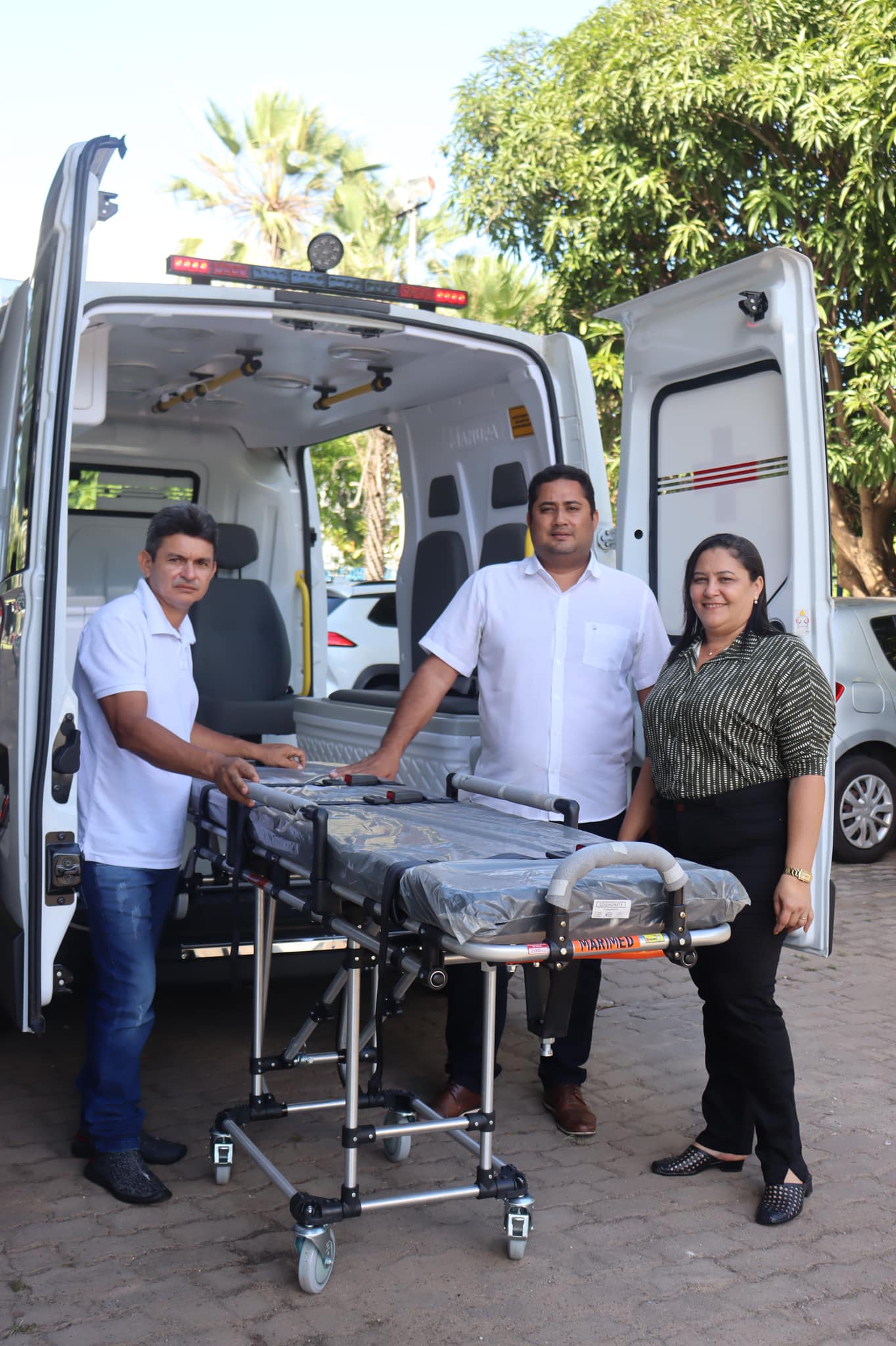 Prefeita de Manoel Emídio recebe nova ambulância. - Imagem 2