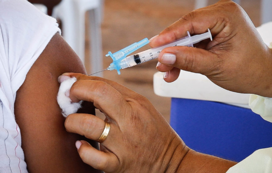 Ministério da Saúde vai autorizar 4ª dose da vacina a partir dos 50 anos