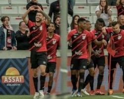 Athletico - PR vence Bragantino por 4 a 2 e segue no G4 do Brasileirão