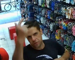 Homem assalta loja e ironiza câmeras: “Pode filmar, estou f***** mesmo”