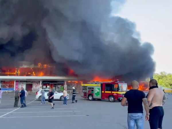 Míssil russo atinge shopping lotado e deixa 11 mortos e feridos na Ucrânia