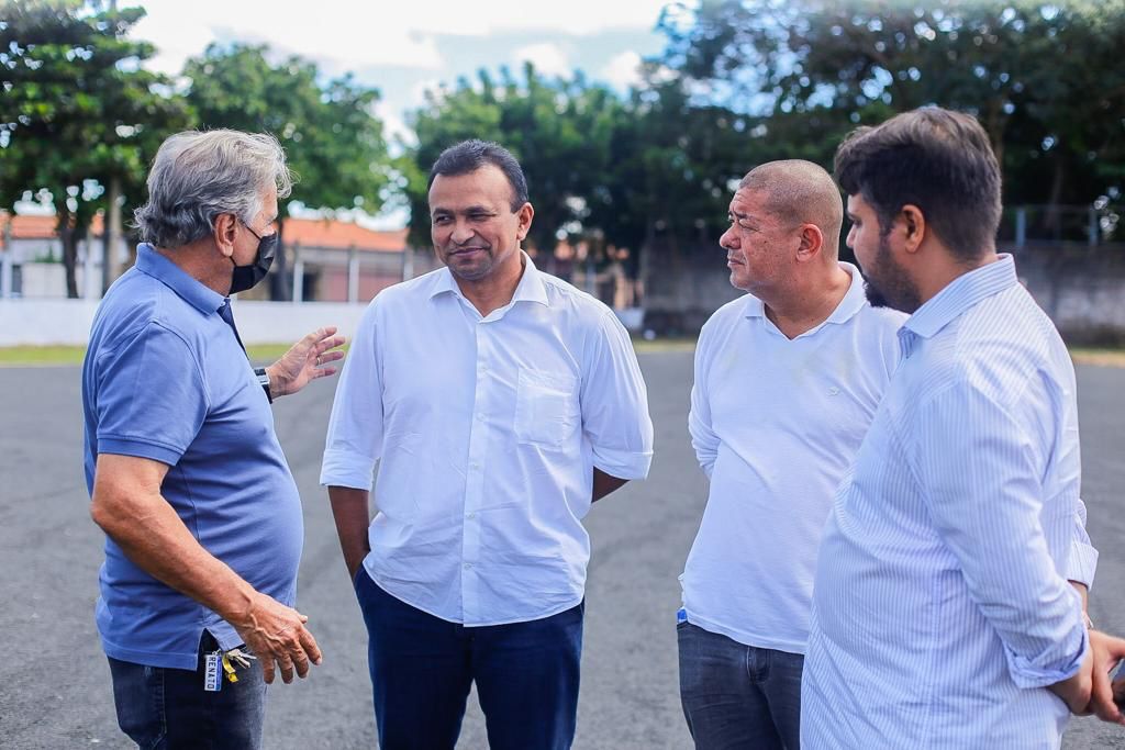 Fábio Abreu e Renato Berger visitam campo de futebol em reforma no Saci- Foto: Divulgação