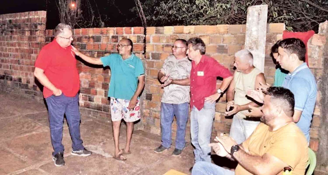 Florentino Neto conversa com moradores de José de Freitas