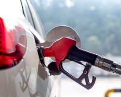 7 maneiras de economizar com combustível apesar dos altos preços