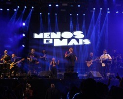 Grupo Menos é Mais faz show de estreia em Teresina e conquista multidão