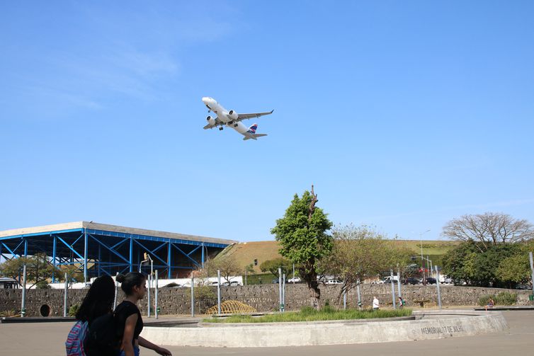 Avião da LATAM Airlines, anteriormente TAM Linhas Aéreas, decola do Aeroporto de Congonhas e sobrevoa o Memorial 17 de Julho. - Rovena Rosa/Agência Brasil