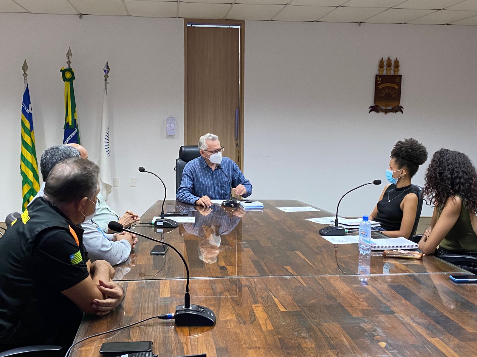 Diretoria do DCE na reunião com o Reitor; a Diretora-Financeira Thays Dias, ao centro - Foto: Ascom