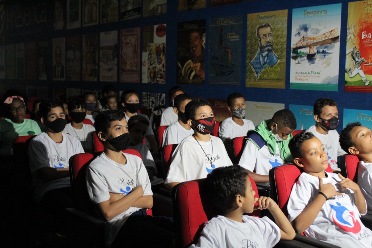 Crianças assistem a filme no projeto Cine Sul | FOTO: Raíssa Morais
