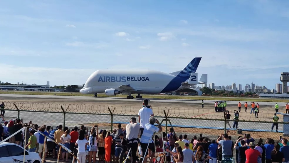 Curiosos observam a chegada do avião baleia (Foto: Fabiane de Paula)