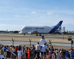 Avião “baleia” Beluga pousa em Fortaleza em 1ª viagem ao Brasil 