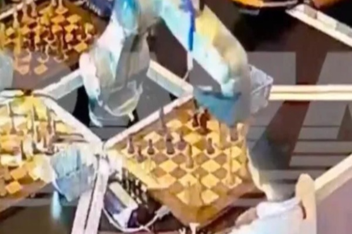 Criança fica com dedo partido durante jogo de xadrez contra robô - SIC  Notícias