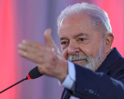 Lula diz que que mudará a política de preços da Petrobras caso seja eleito
