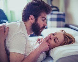 Discreto: Descubra seis posições sexuais perfeitas para um sexo sem barulho