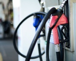 Decreto obriga postos de combustíveis a exibir preço antes e após teto