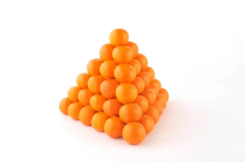 Qual é a melhor forma de organizar laranjas?  (FOTO: BBC NEWS)